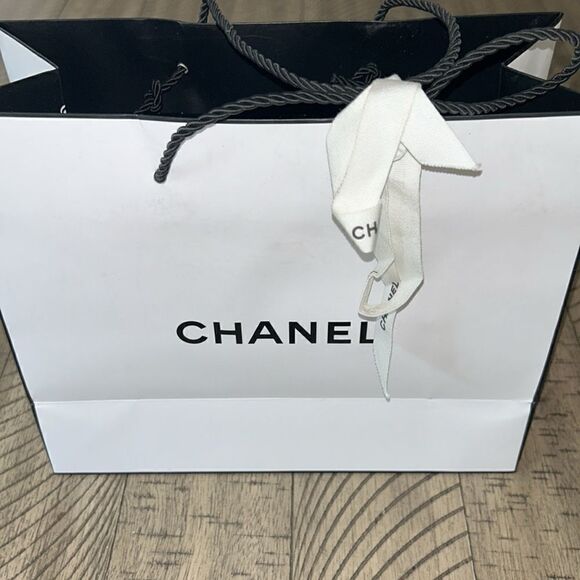 Small Chanel 🇫🇷 Shopping 🛍️ Bag 💼 Channel ribbon 🎀 tied to braided handle. - Picture 8 of 17